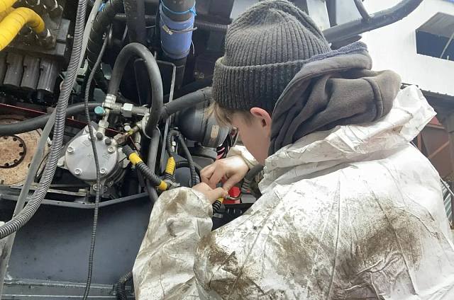 Техника подвластна и хрупким девушкам: студентка аграрного колледжа из Поярково осваивает трактор