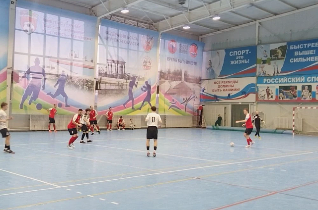  «Факел» из МЧС и студенты ДальГАУ стали чемпионами зимнего турнира по футболу в Приамурье