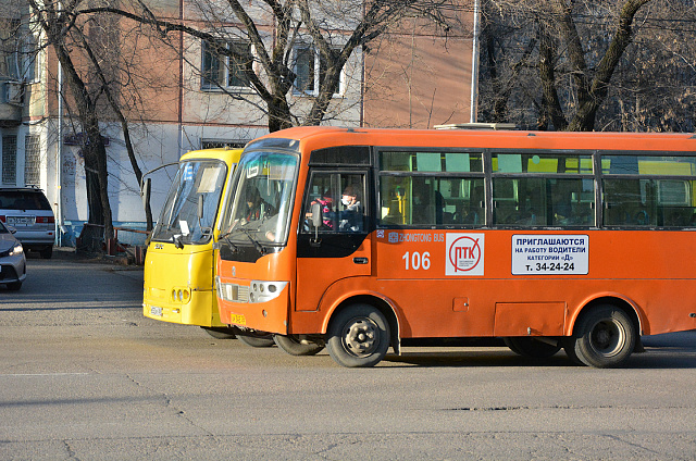 Работающие россияне чаще всего винят в опозданиях общественный транспорт и пробки на дорогах