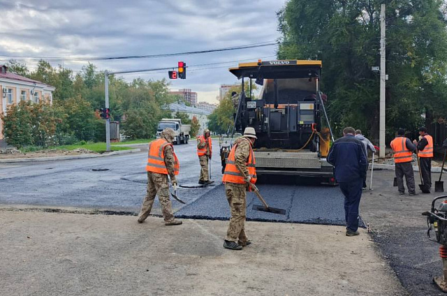 К укладке второго слоя асфальта на улице Октябрьской приступили в Благовещенске