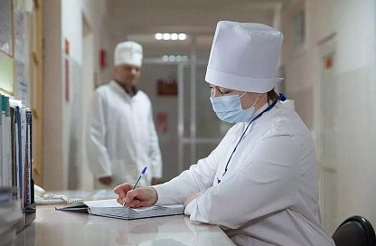 Не только переедание: врач назвал главные угрозы здоровью в праздники и рассказал как их избежать