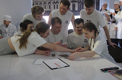 В Благовещенске студенты-медики с нарушениями слуха сдали нормативы и собрали автомат