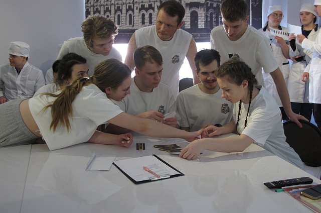 В Благовещенске студенты-медики с нарушениями слуха сдали нормативы и собрали автомат