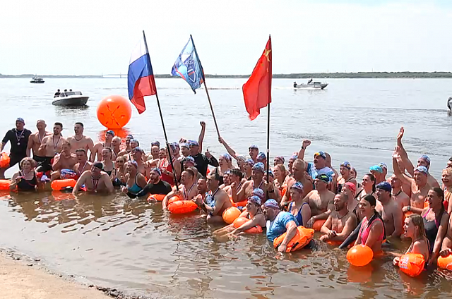 В Благовещенске впервые прошёл международный заплыв «Дружба» через реку Зея