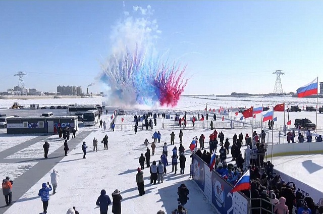 Футбол на снегу и собачьи упряжки: интерактивная программа ждёт всех желающих на амурской набережной