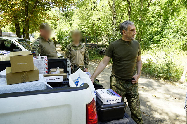 Губернатор Василий Орлов передал бойцам СВО спецоборудование во время визита в ДНР