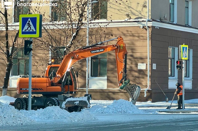 «Закружило, замело»: более 4 тонн снега вывезли в Благовещенске 