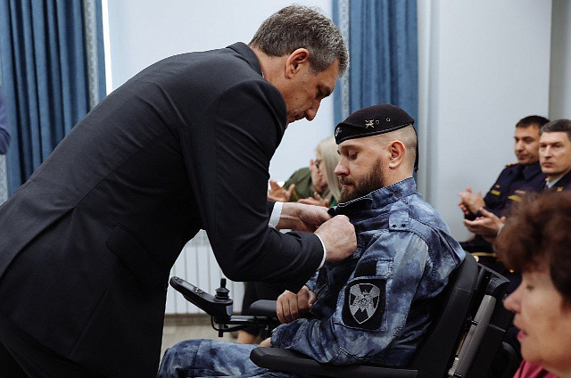 Амурчанин-боец СВО получил медаль «За отвагу» из рук губернатора Василия Орлова