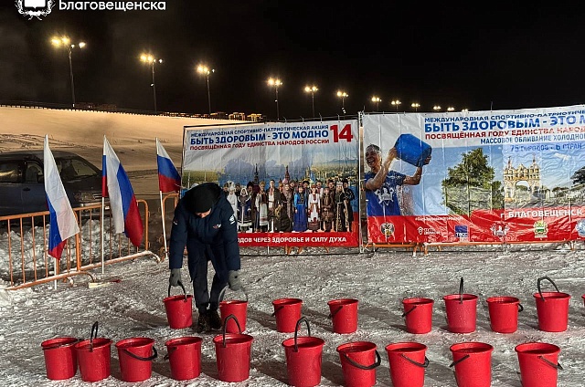 Брасс по-зимнему: в Благовещенске определили лучших пловцов в холодной воде