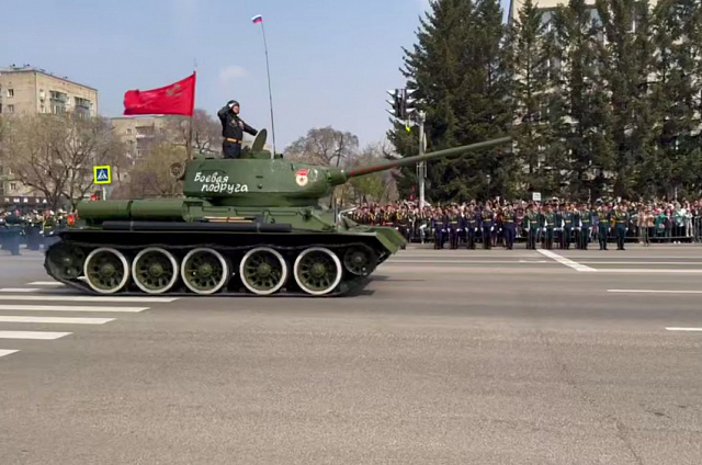 В Благовещенске по улице Ленина торжественным маршем прошли свыше двух тысяч человек