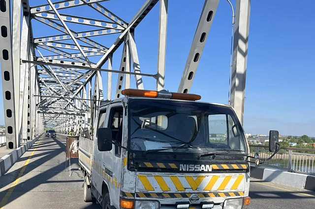 На старом Зейском мосту в Благовещенске начали ремонт плит проезжей части