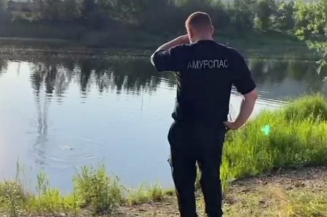 Амурские водолазы вытащили тело утонувшего подростка из технического котлована