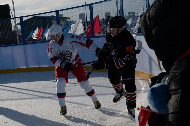 Ветераны спорта (команда 40+) закончили первый хоккейный период на Международном российско-китайском фестивале зимних видов спорта со счётом 2:0