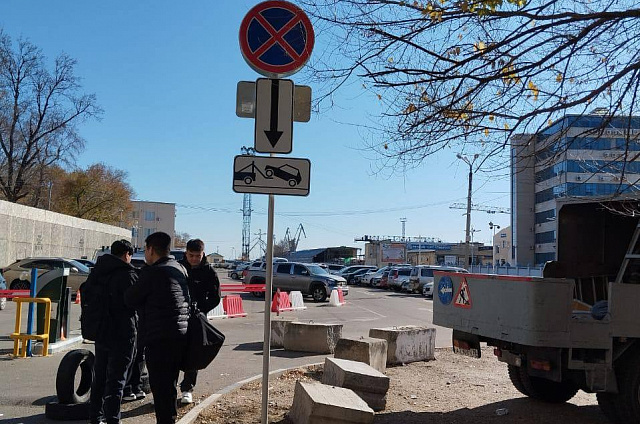 В Благовещенске возле пассажирского порта установили новые дорожные знаки