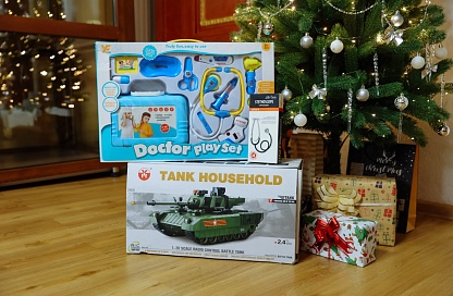 Игрушечный танк и набор доктора подарил двум маленьким амурчанам Василий Орлов