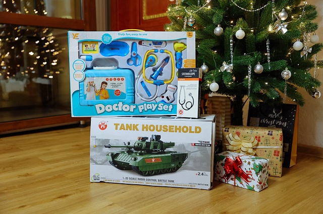 Игрушечный танк и набор доктора подарил двум маленьким амурчанам Василий Орлов
