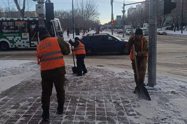 Около 500 тонн песка и щебня высыпали рабочие на дороги Благовещенска