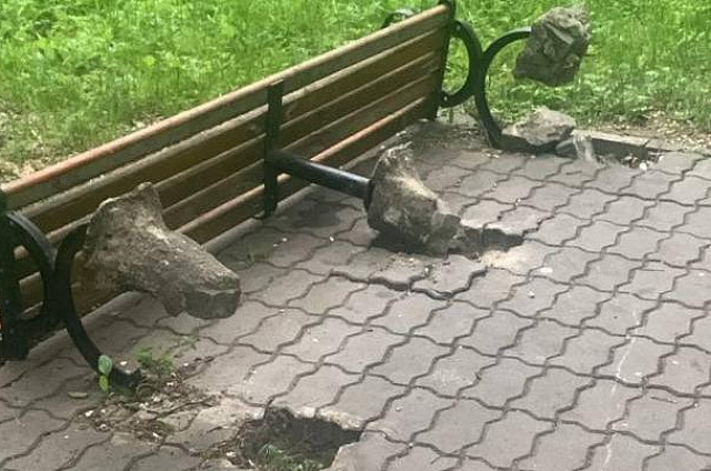 В Белогорске нашли вандалов, которые выдернули скамейку вместе с бетоном