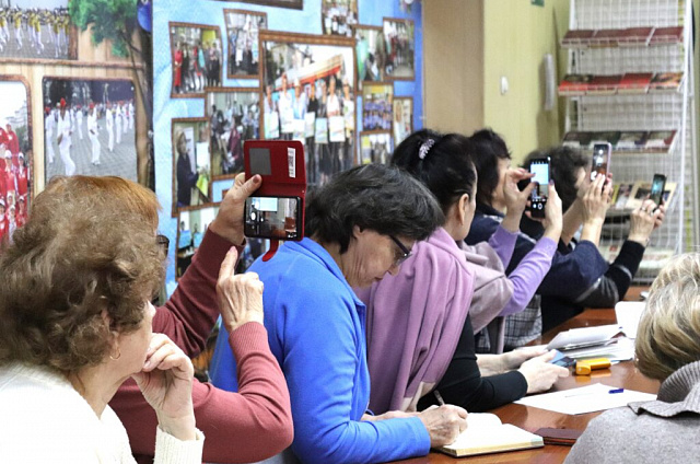 Медиа-школа заработала в благовещенской Ассоциации пожилых людей