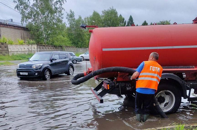 Сегодня ночью сотрудники ГСТК откачали больше 48 кубометров воды на дорогах Благовещенска