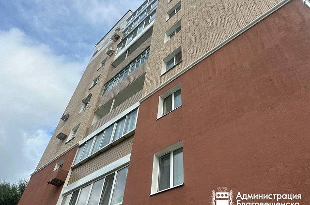 Ремонт фасадов нескольких многоэтажек завершили в Благовещенске