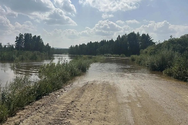 Вода на дорогах: в Тындинском округе перекрыли два участка трасс для легковых машин