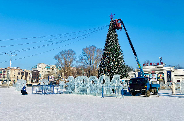 В Белогорске убирают новогоднюю ёлку с центральной площади