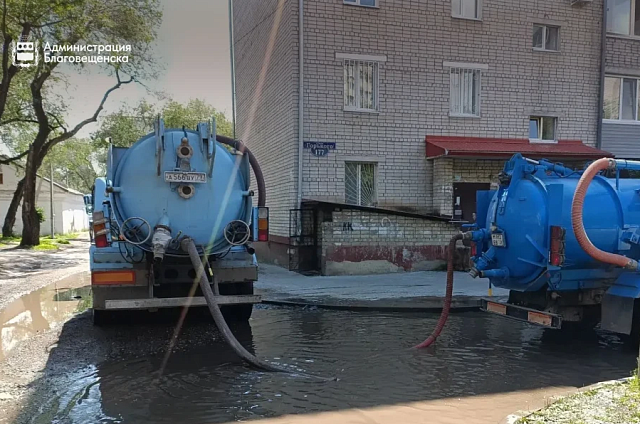 Две тысячи кубов воды откачали в Благовещенске после ливней