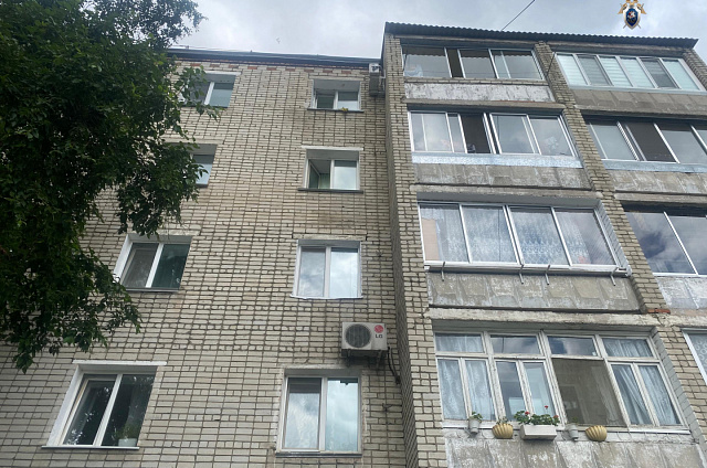 В Белогорске из окна выпала малолетняя девочка