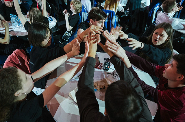 Команда из благовещенской школы №28 вышла в финал турнира «Знание.Игра» в Москве