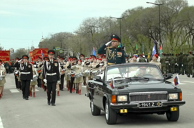 Военнослужащие ДВОКУ возглавили торжественное шествие, посвящённое 78‑летию Победы в Великой Отечественной войне в Благовещенске 