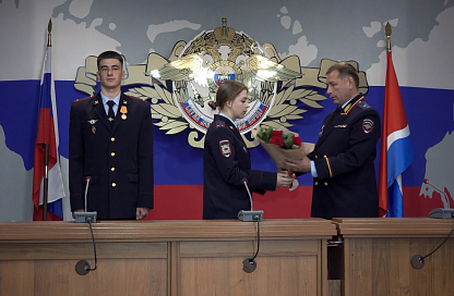 Награды за спасение человека во время пожара вручили амурским полицейским