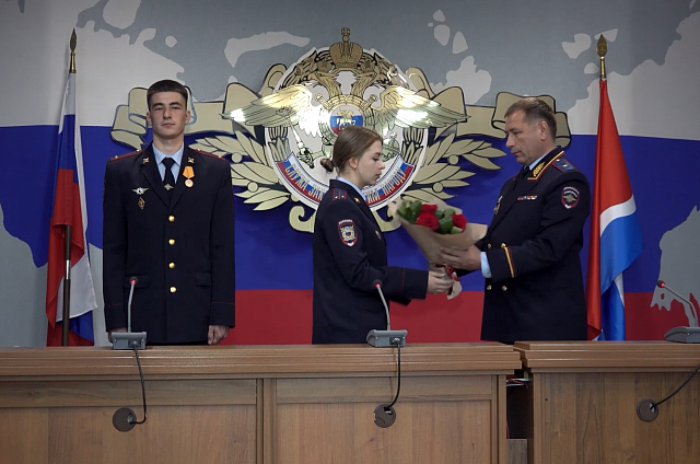 Награды за спасение человека во время пожара вручили амурским полицейским