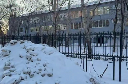 Внимание к социальным объектам: власти Благовещенска требуют ускорить уборку снега и льда