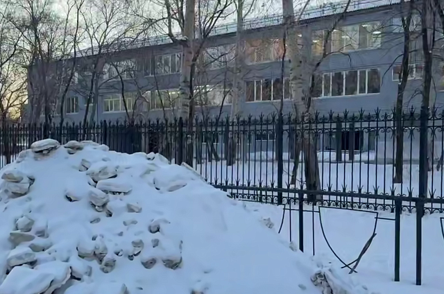 Внимание к социальным объектам: власти Благовещенска требуют ускорить уборку снега и льда