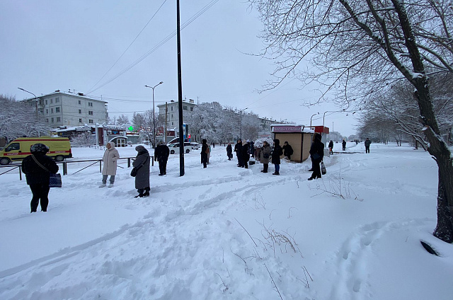 Из-за сильного снегопада в Благовещенске на маршруты вышли не все автобусы