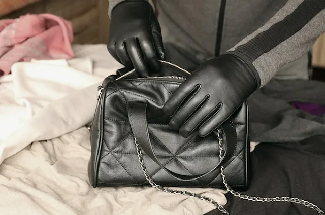 Лишился работы и свободы: экс-администратор бара поплатился за кражу валюты