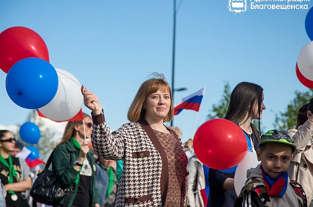 Грузовик-конфета и микрорайон на колёсах: 53 коллектива готовятся к шествию в Благовещенске