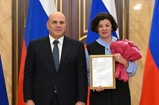 Михаил Мишустин вручил благодарность Правительства РФ руководителю детского сада Благовещенска 