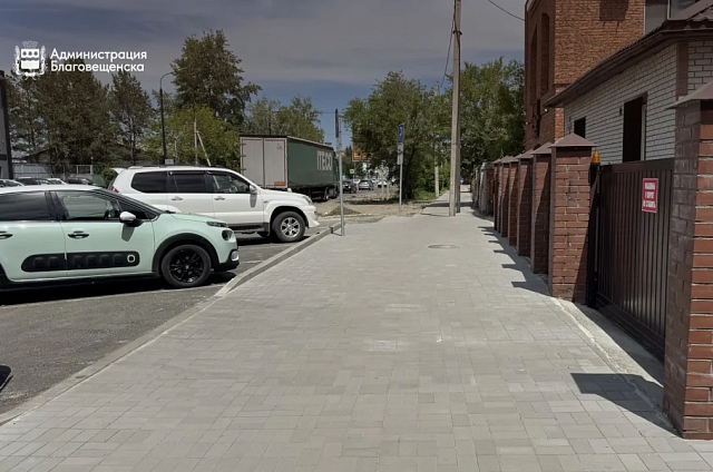 В Благовещенске обновят тротуар на Театральной с плиткой и газонами