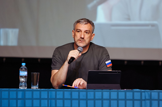 Дороги, ремонт, медицина и освещение: Василий Орлов ответил на вопросы жителей Ромненского округа
