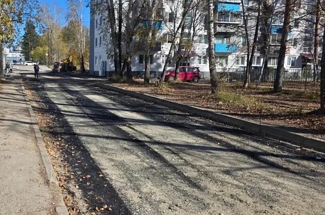 В Благовещенске завершают асфальтирование проездов в посёлке Аэропорт