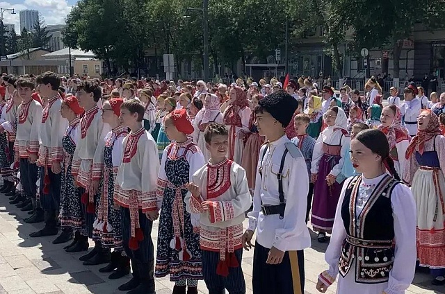 Солист Амурского народного хора выступает на Фольклориаде в Уфе