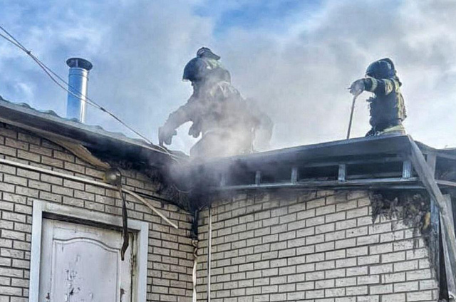 Кровля и второй этаж нежилого дома горели в Белогорье