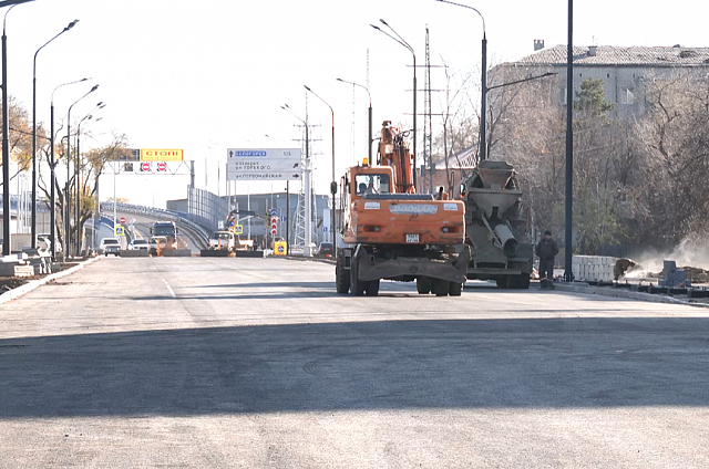 Строители заканчивают работы на участке улицы Горького в Благовещенске, который примыкает к новому мосту через Зею