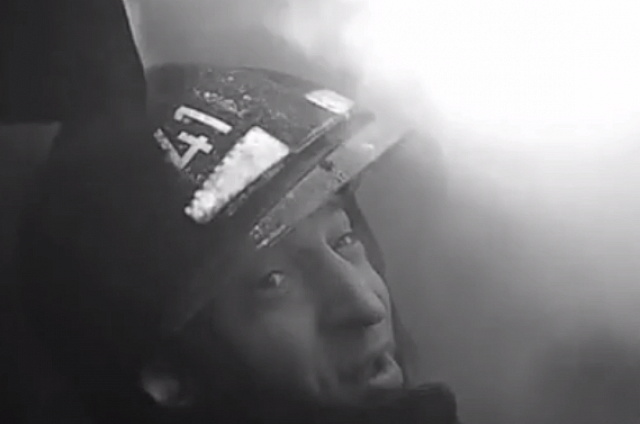 Пожарный из Усть-Ивановки спас двух людей в нерабочее время, дым он увидел, возвращаясь ночью домой 