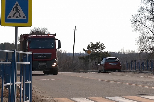 В поселки Аэропорт жители борются с водителями большегрузов