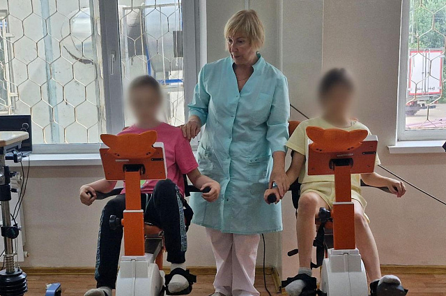 Врачи детской городской больницы Благовещенска осваивают новое реабилитационное оборудование