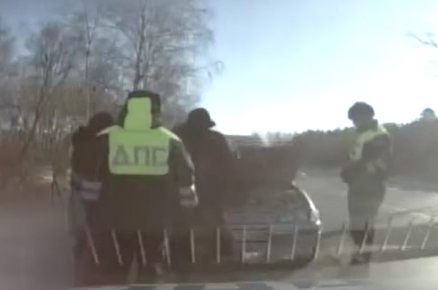 Сотрудники Госавтоинспекции спасли семью, которая замерзала на трассе в сломавшейся машине
