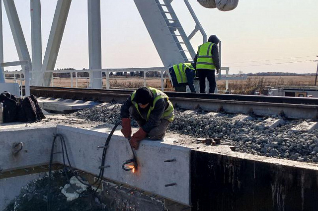 Строители завершили замену пролетных строений железнодорожного моста через реку Завитая